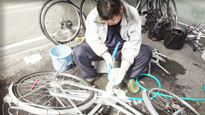 自転車の清掃作業