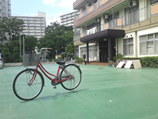 中庭にて自転車の清掃作業